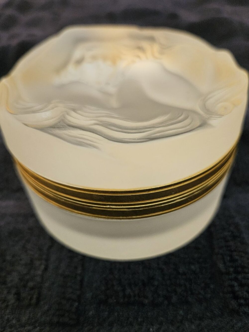 LALIQUE DAPHNE ROUND CRYSTAL HINGED CONTAINER